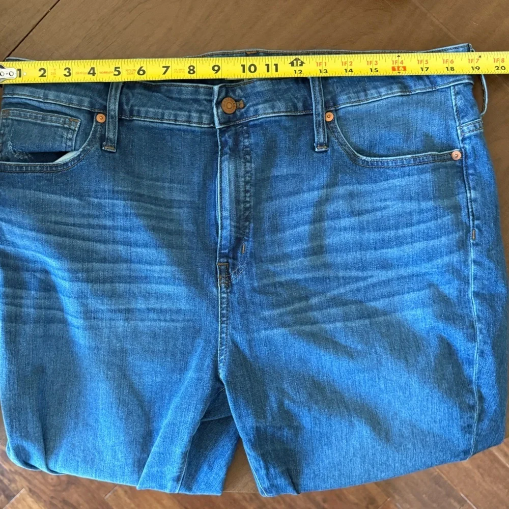 EUC Madewell Curvy High-Rise Distressed Skinny Crop Jeans SZ 34P (14-16)